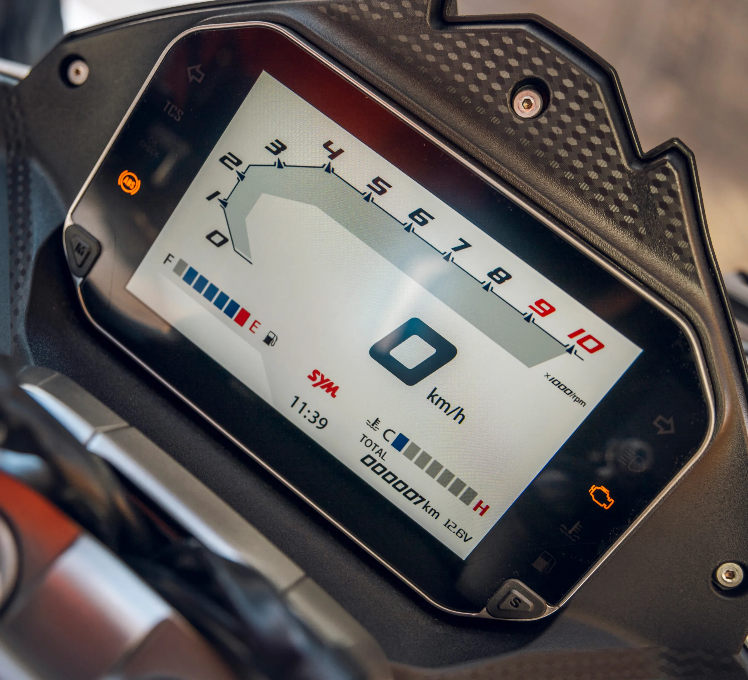 Tablero digital de motocicleta SYM con velocímetro, tacómetro y medidores de combustible y temperatura