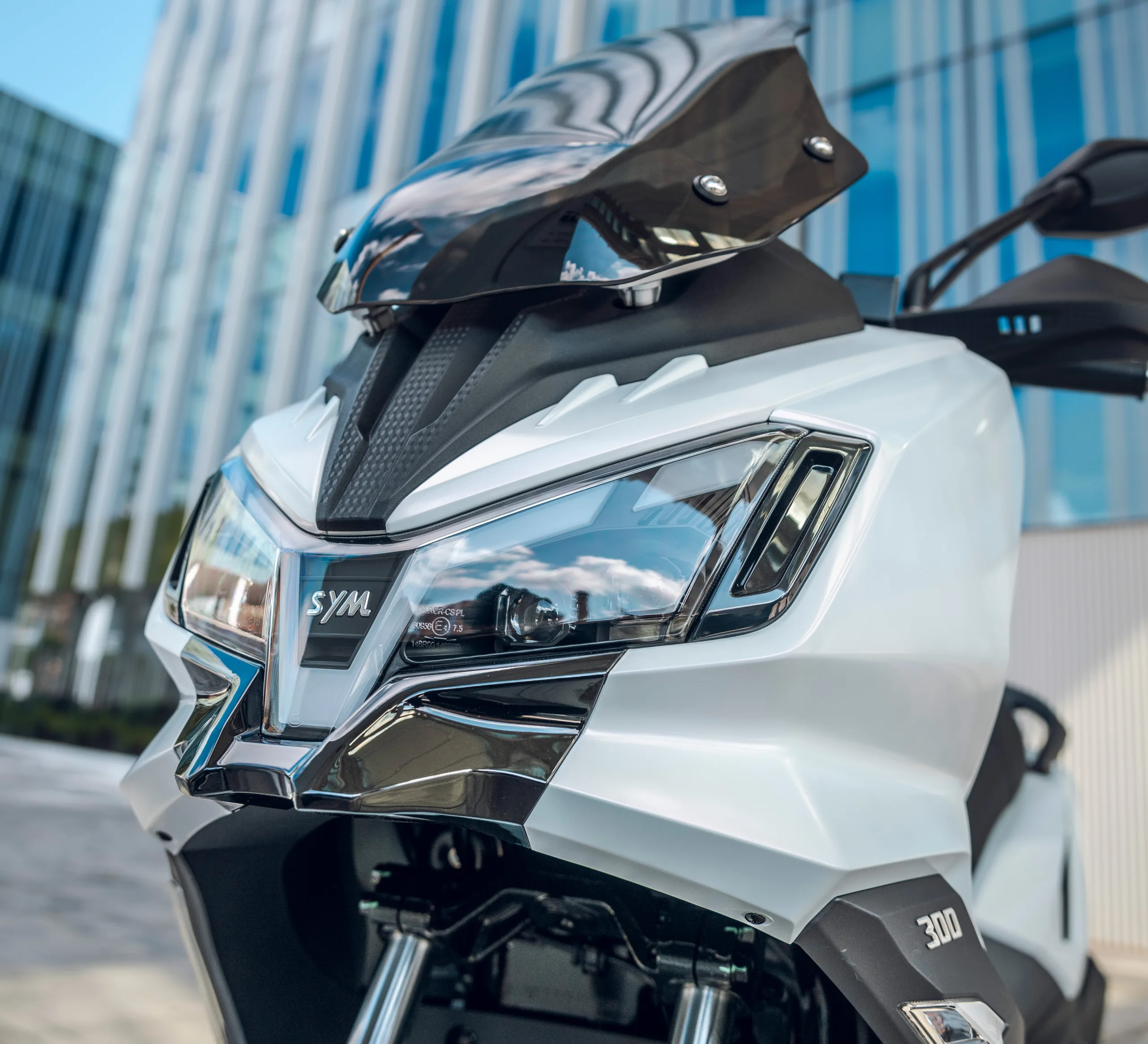 Motocicleta SYM en ciudad